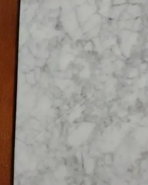 Mesa de centro con tapa de mármol y patas torneadas - miniatura 5