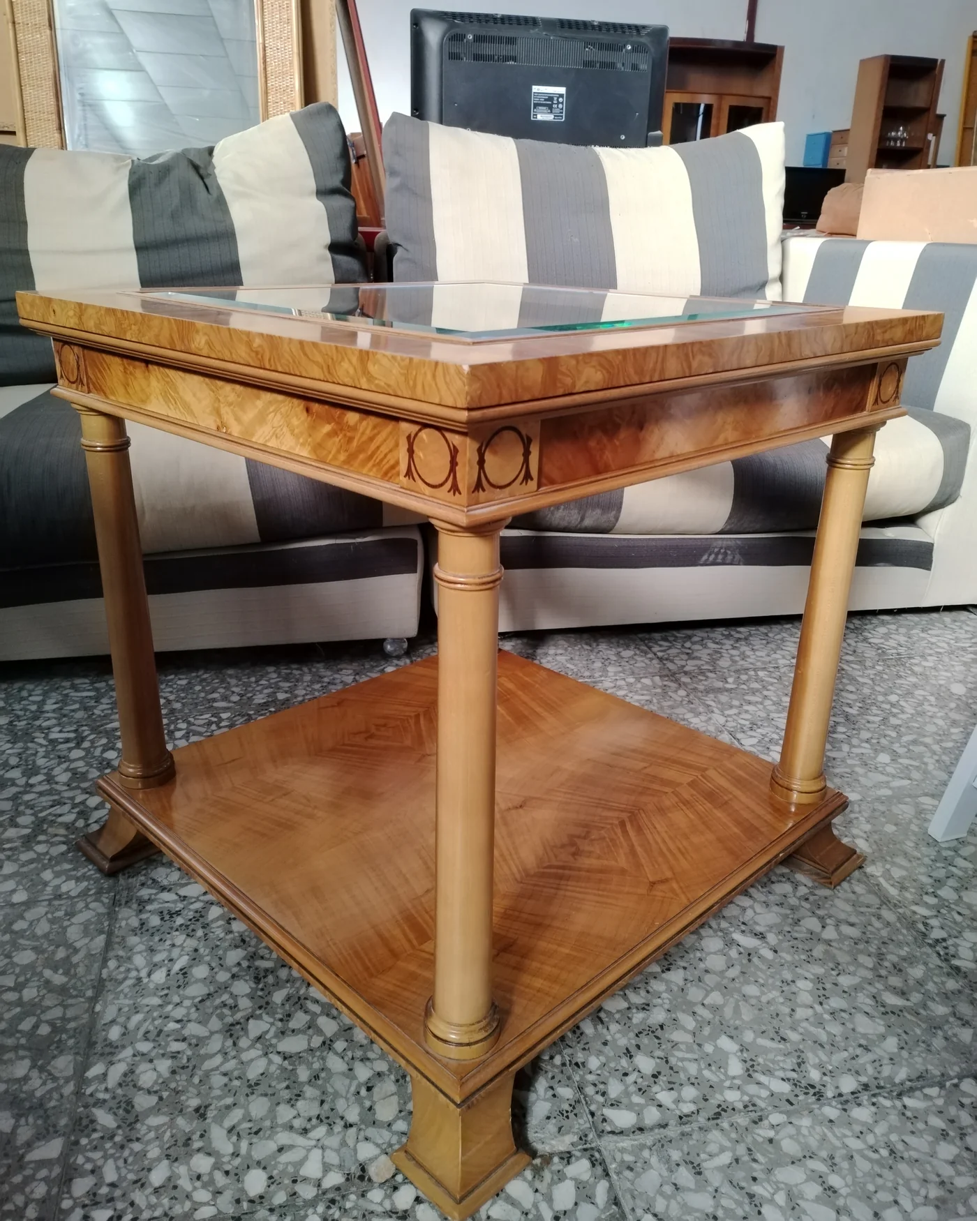 Mesa auxiliar de madera con cristal - imagen 2