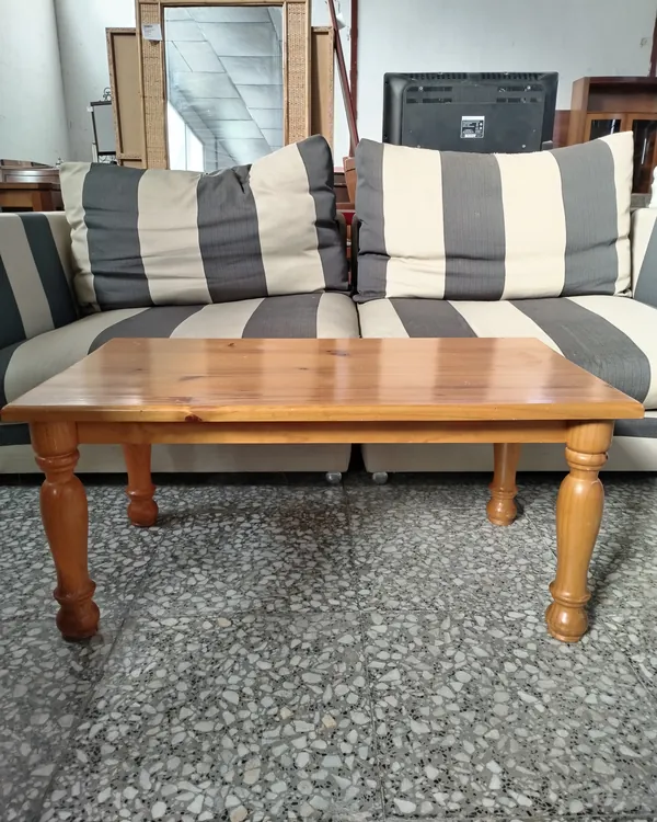 Mesa de centro de madera de pino