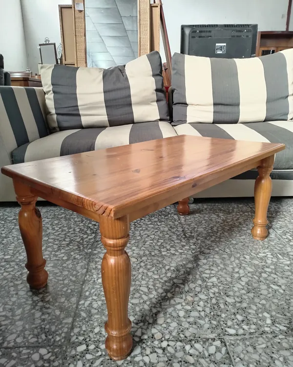 Mesa de centro de madera de pino
