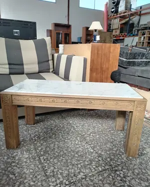 Mesa de centro rectangular con tapa de mármol y estructura de madera tallada - miniatura 1