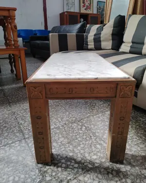 Mesa de centro rectangular con tapa de mármol y estructura de madera tallada - miniatura 3