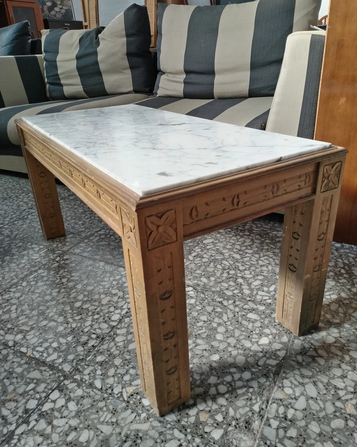Mesa de centro rectangular con tapa de mármol y estructura de madera tallada - imagen 4
