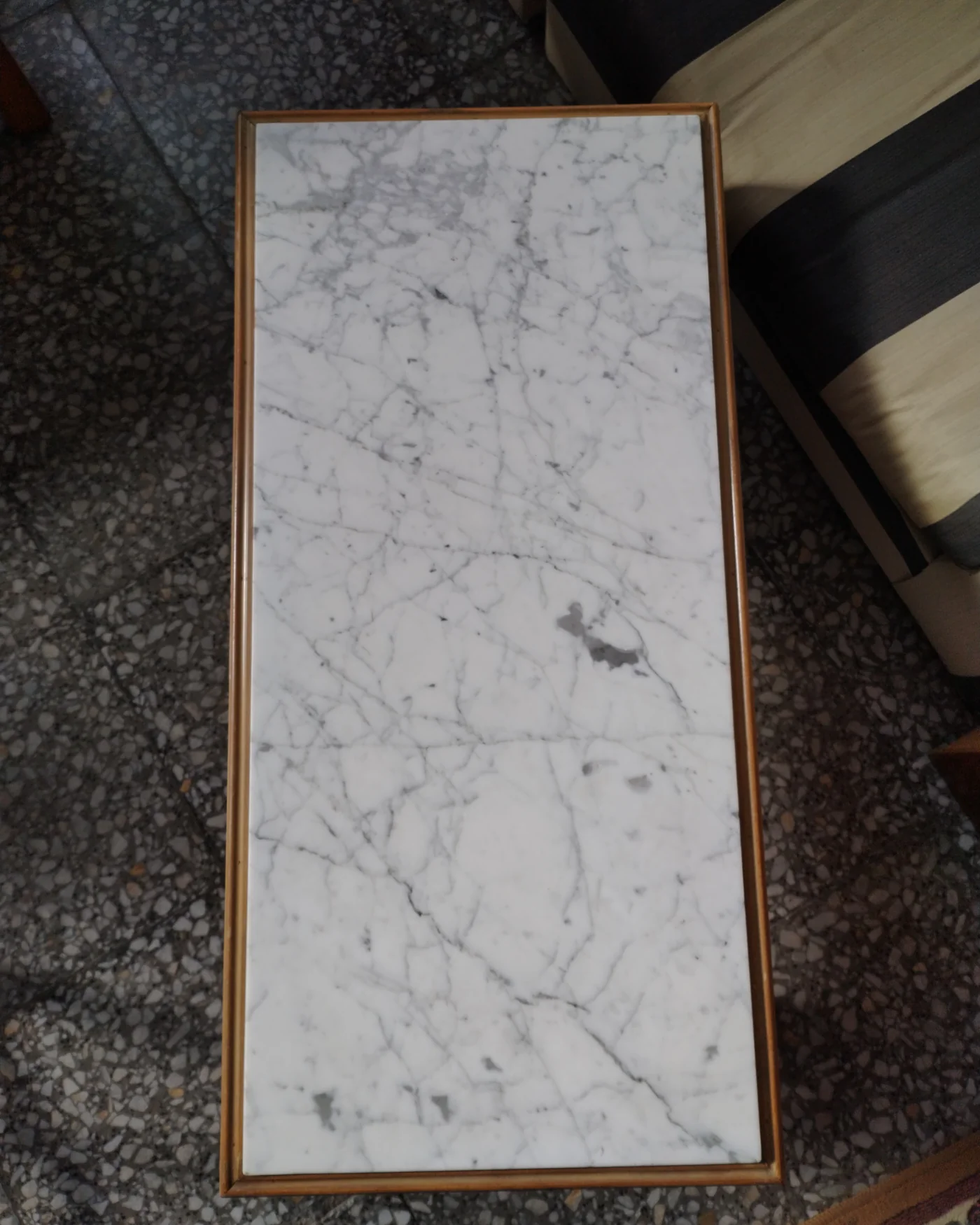 Mesa de centro rectangular con tapa de mármol y estructura de madera tallada - imagen 5