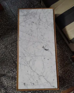 Mesa de centro rectangular con tapa de mármol y estructura de madera tallada - miniatura 5