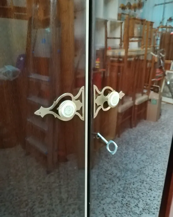 Armario estilo clásico de madera oscura