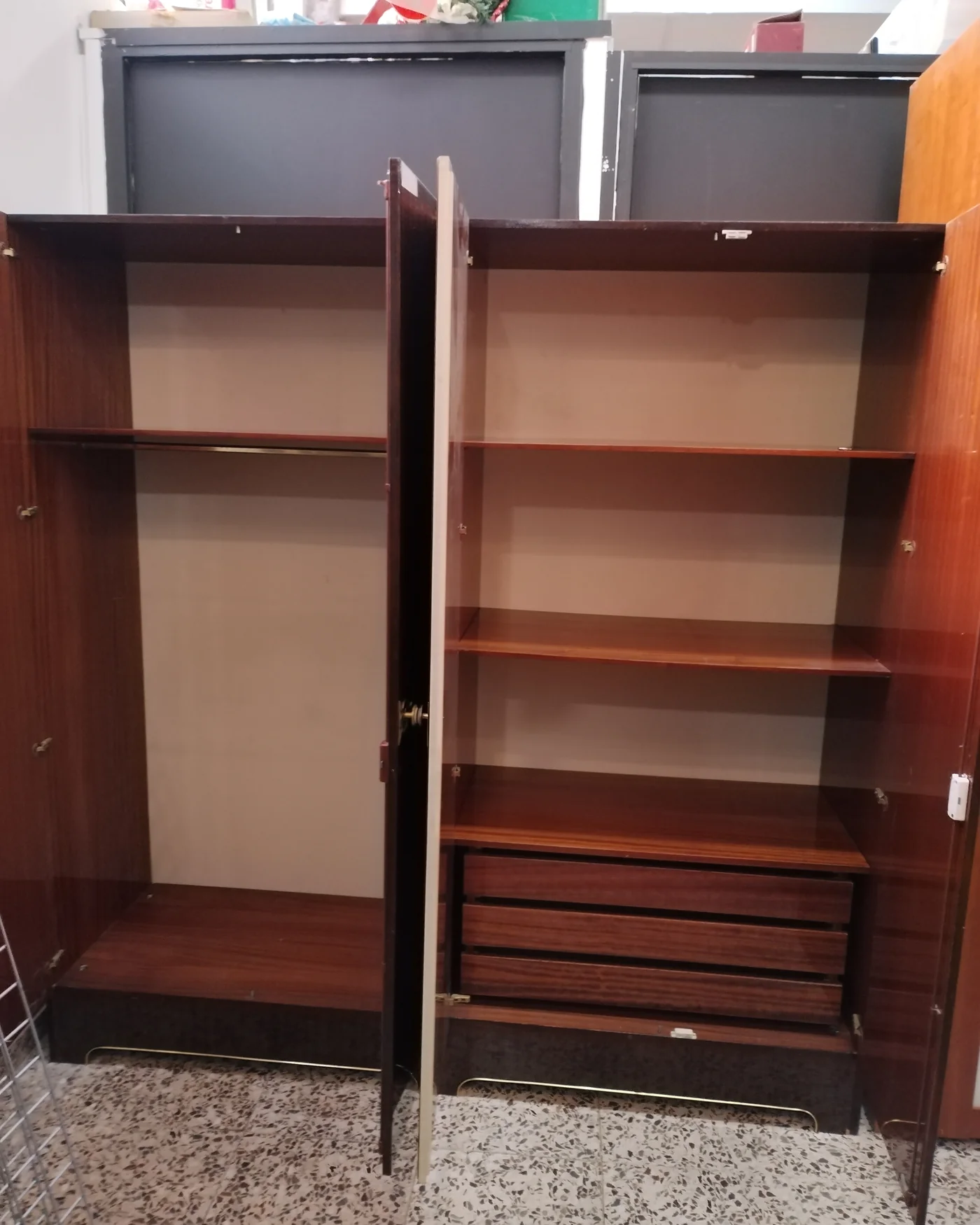Armario estilo clásico de madera oscura - imagen 3
