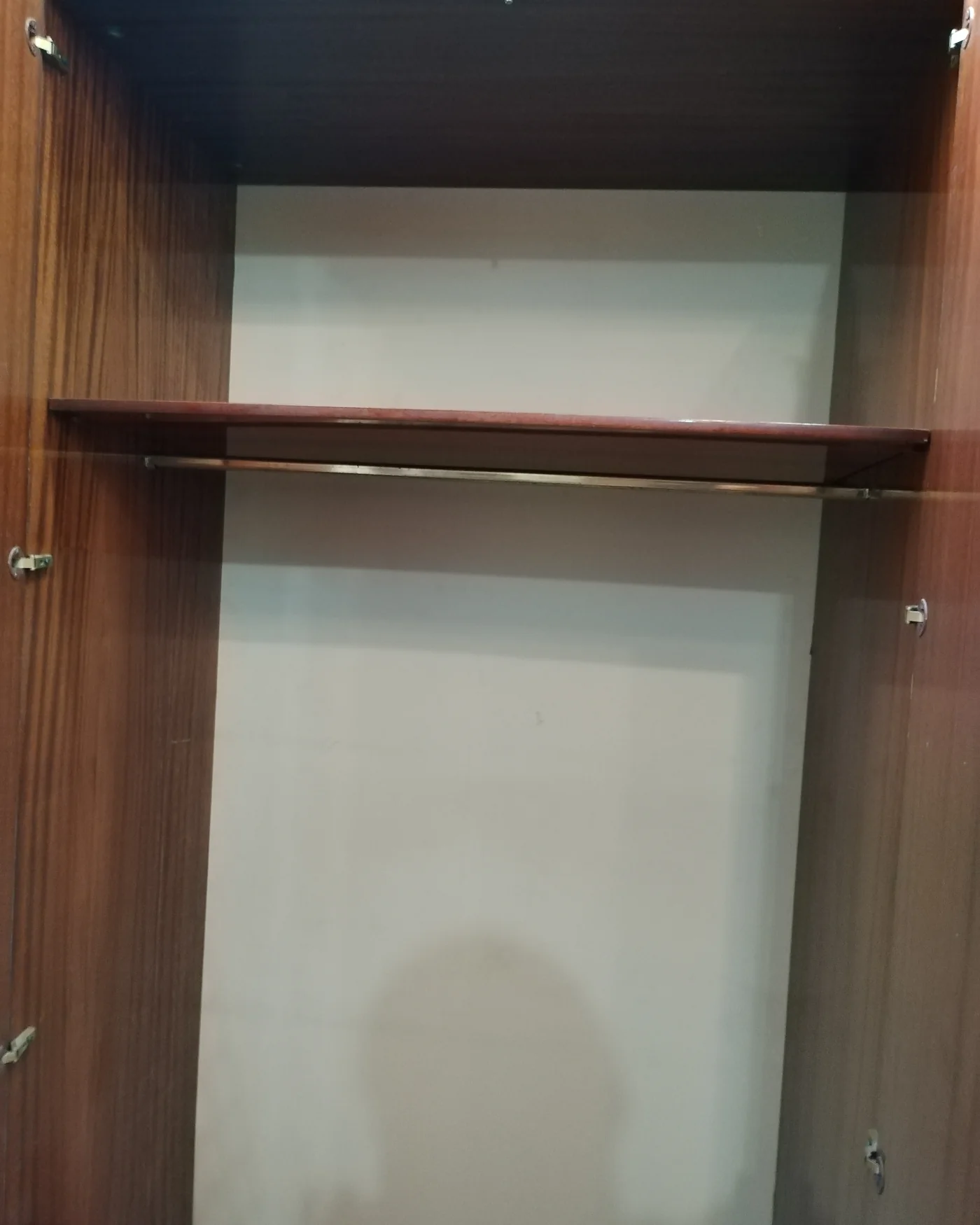 Armario estilo clásico de madera oscura - imagen 4