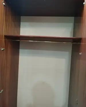 Armario estilo clásico de madera oscura - miniatura 4