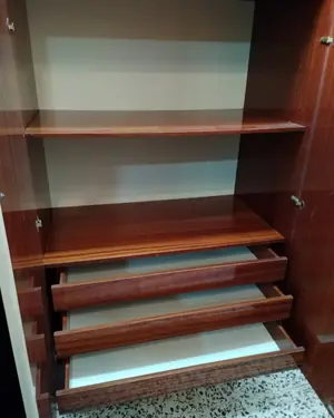 Armario estilo clásico de madera oscura - miniatura 5