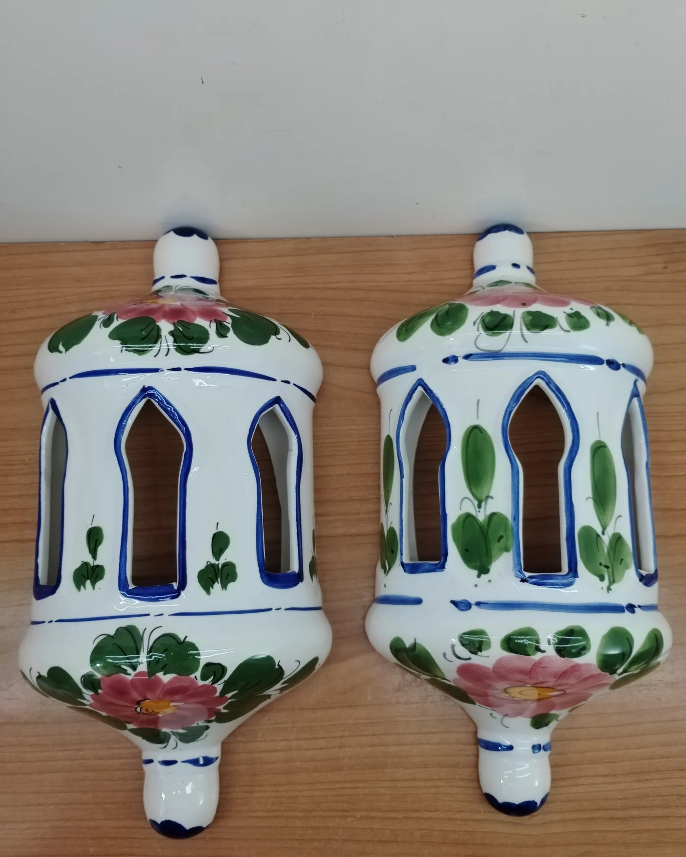Pareja de apliques de pared de cerámica pintados a mano - imagen 1