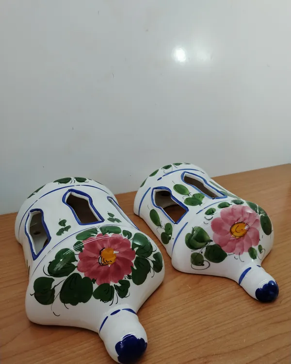 Pareja de apliques de pared de cerámica pintados a mano