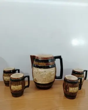 Set de jarra y 4 vasos de cerámica estilo barril - miniatura 1
