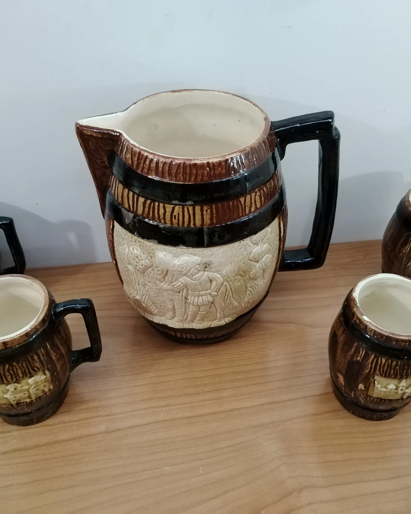 Set de jarra y 4 vasos de cerámica estilo barril - imagen 2