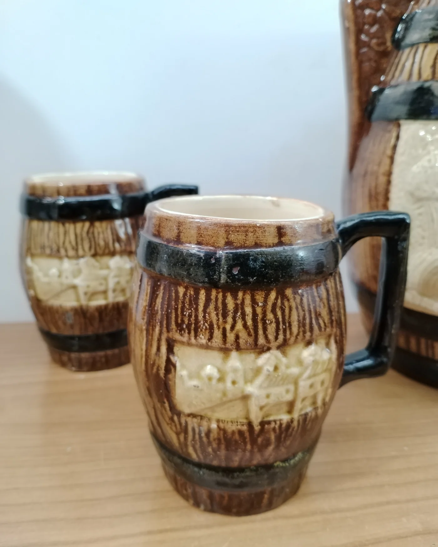 Set de jarra y 4 vasos de cerámica estilo barril - imagen 4