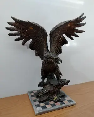 Escultura de águila en resina - miniatura 1