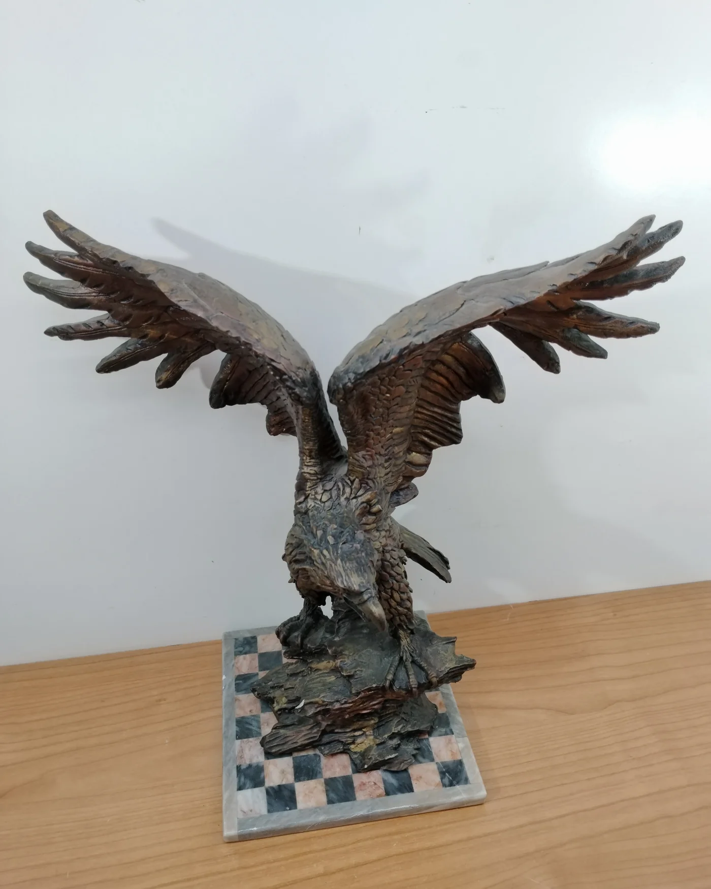 Escultura de águila en resina - imagen 2