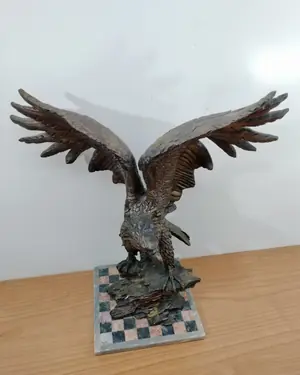 Escultura de águila en resina - miniatura 2