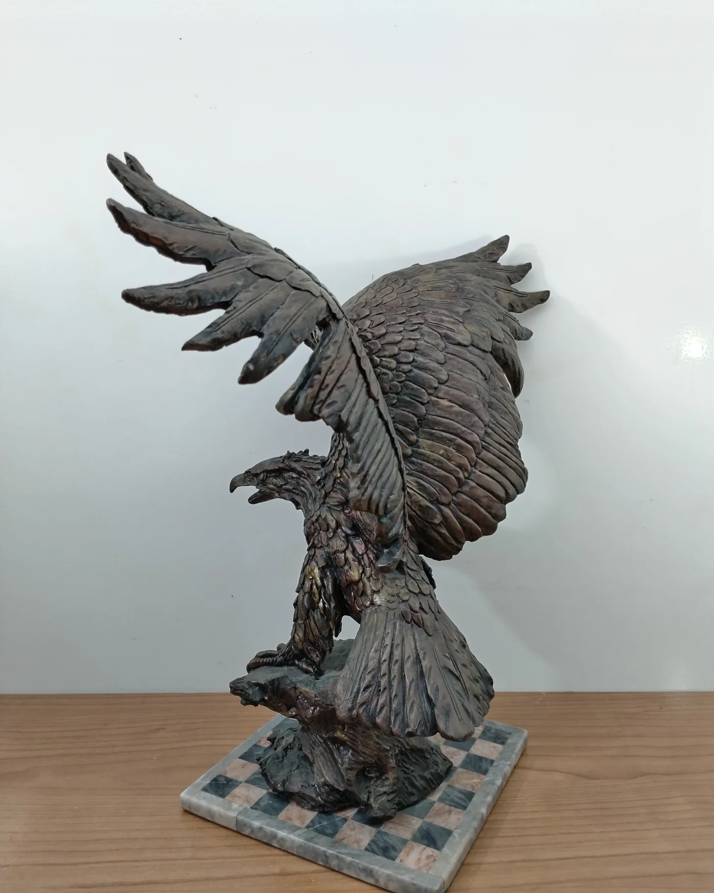 Escultura de águila en resina - imagen 4