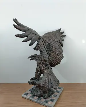 Escultura de águila en resina - miniatura 4
