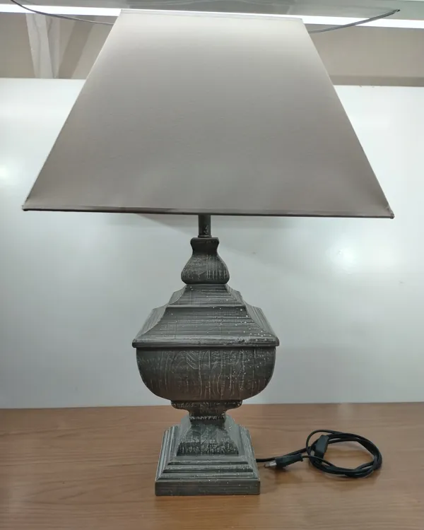 Lámpara de Mesa de Madera con Acabado Envejecido