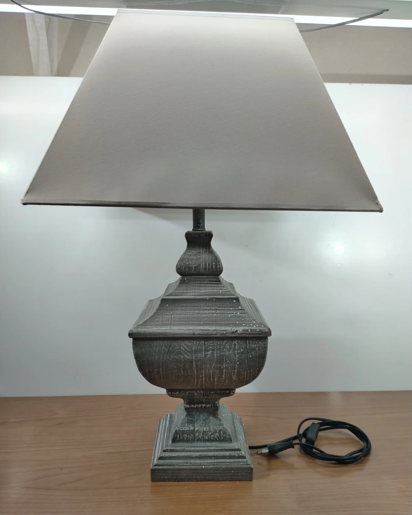 Lámpara de mesa de madera con acabado envejecido - imagen 1