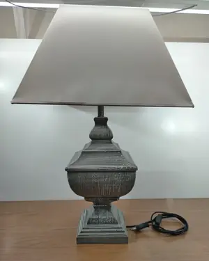 Lámpara de mesa de madera con acabado envejecido - miniatura 1