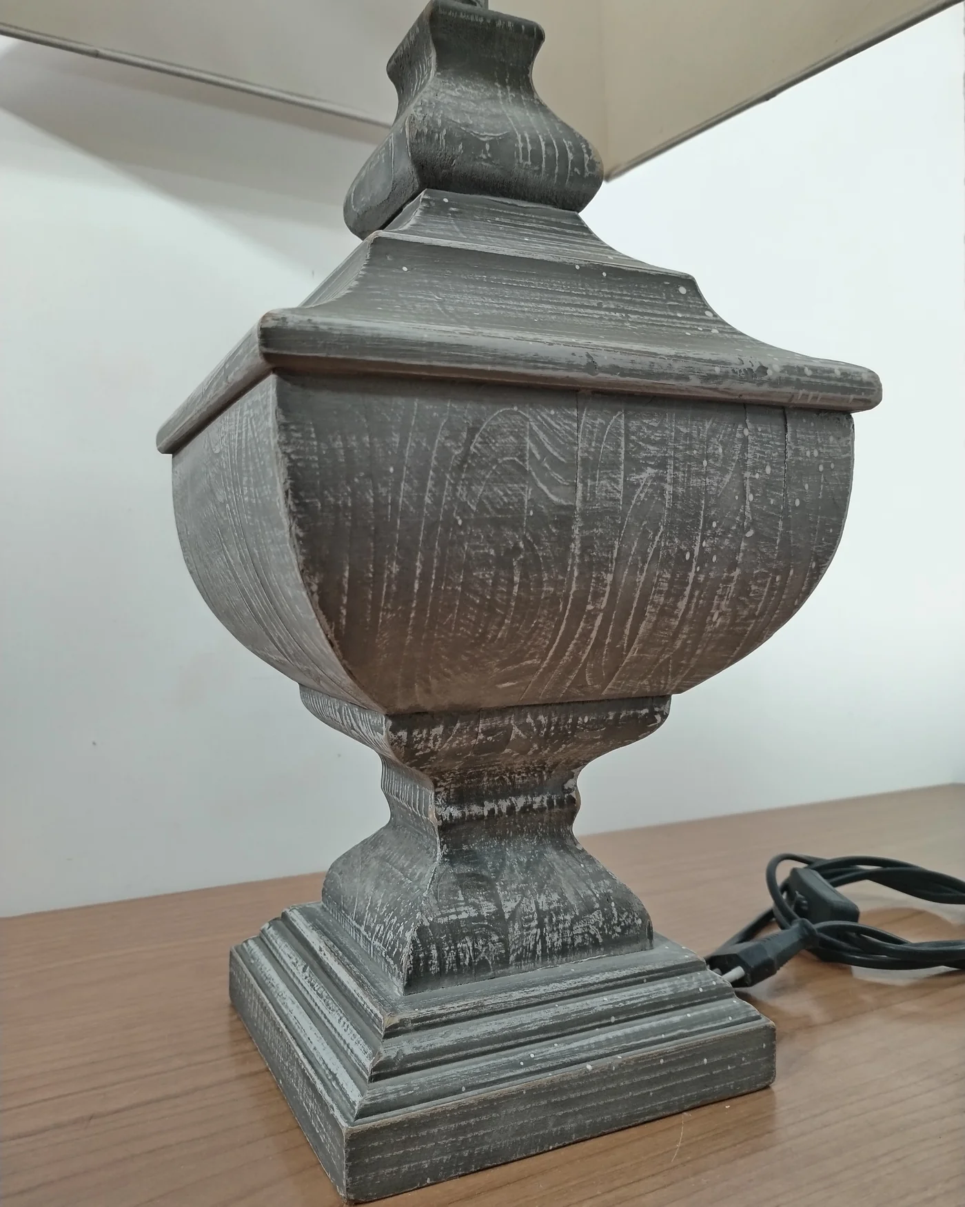 Lámpara de mesa de madera con acabado envejecido - imagen 3