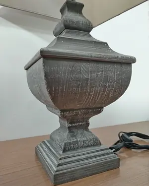 Lámpara de mesa de madera con acabado envejecido - miniatura 3
