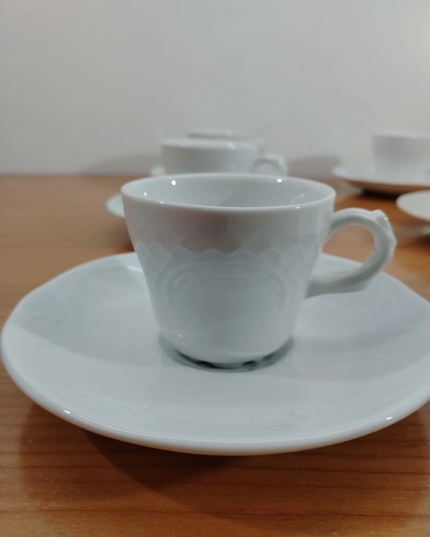 Juego de taza y plato de porcelana blanca Bidasoa - imagen 2