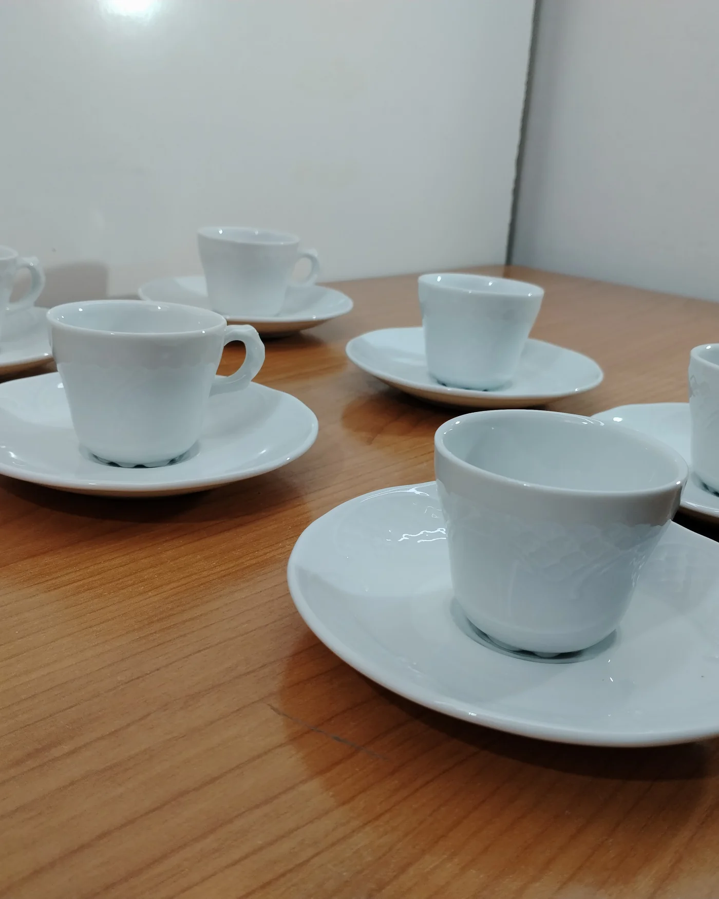 Juego de taza y plato de porcelana blanca Bidasoa - imagen 3