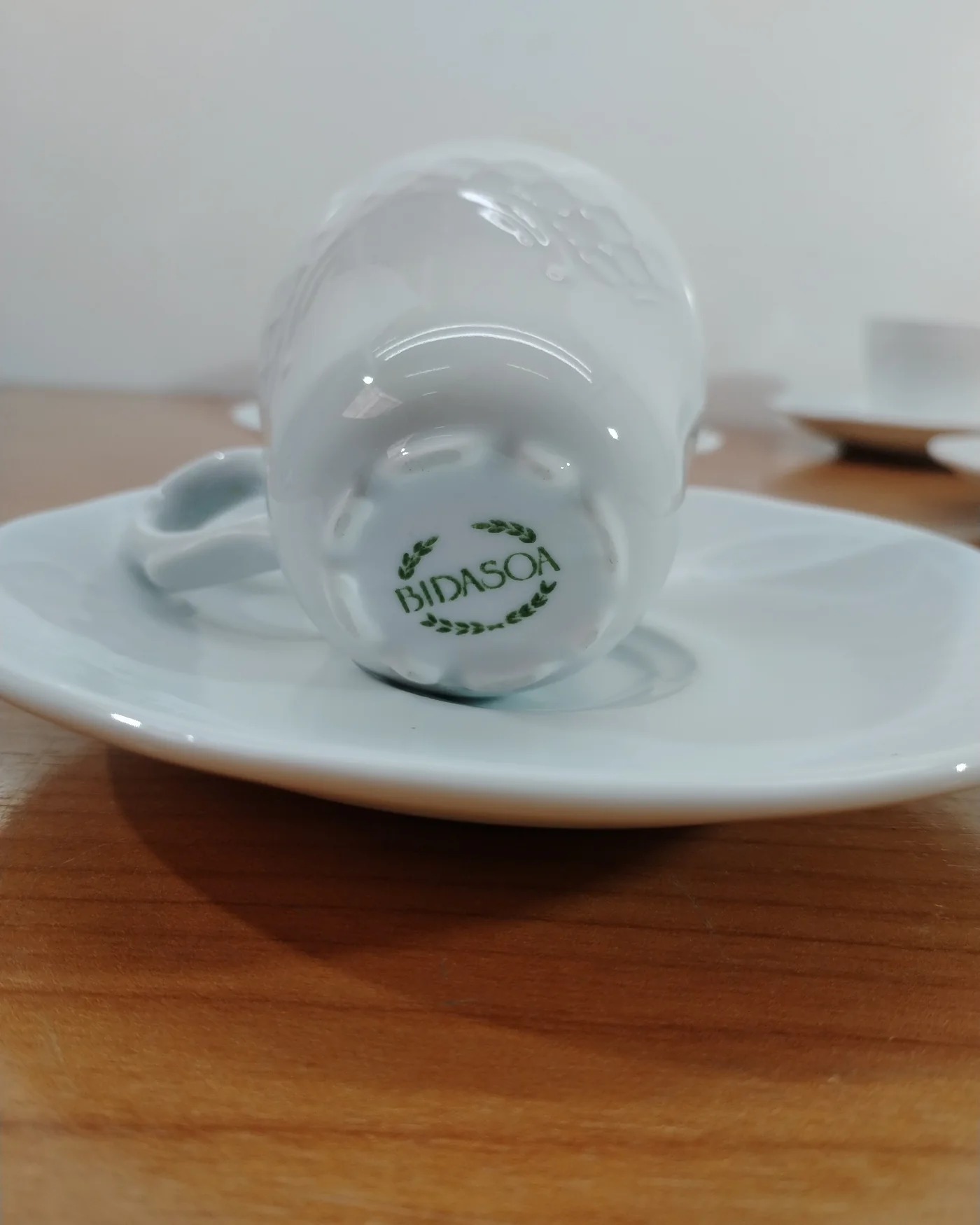 Juego de taza y plato de porcelana blanca Bidasoa - imagen 4