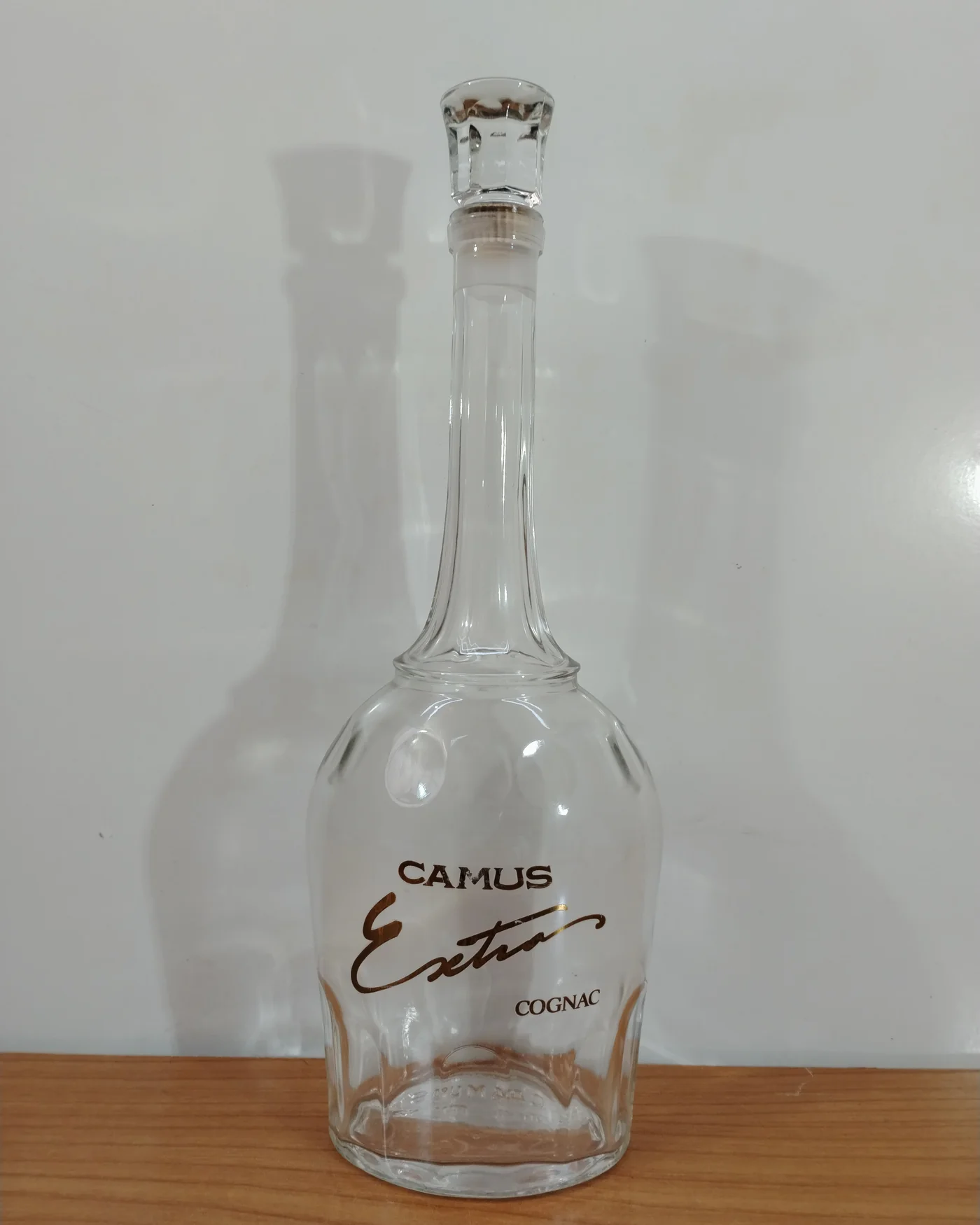 Botella vacía de coñac Camus Extra con tapón de cristal - imagen 1