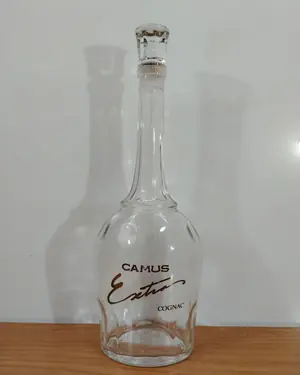 Botella vacía de coñac Camus Extra con tapón de cristal - miniatura 1