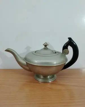 Tetera vintage de metal con asa de madera - miniatura 1