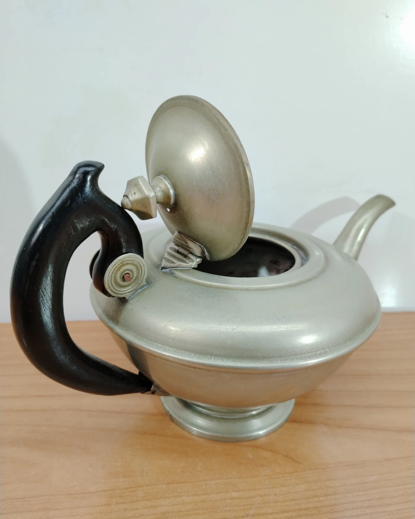 Tetera vintage de metal con asa de madera - imagen 2