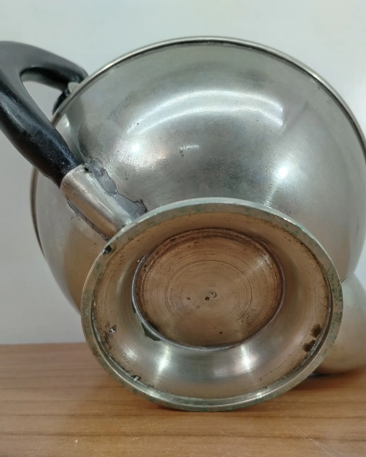 Tetera vintage de metal con asa de madera - imagen 3