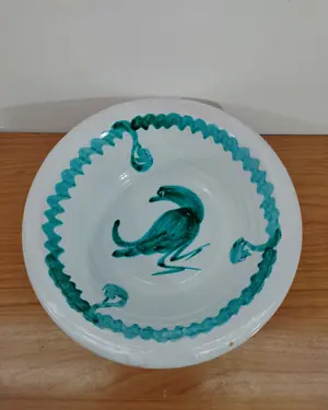 Plato de cerámica pintado a mano con ave - miniatura 1