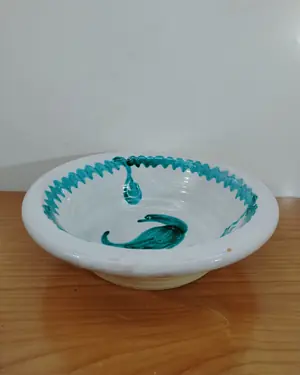 Plato de cerámica pintado a mano con ave - miniatura 2