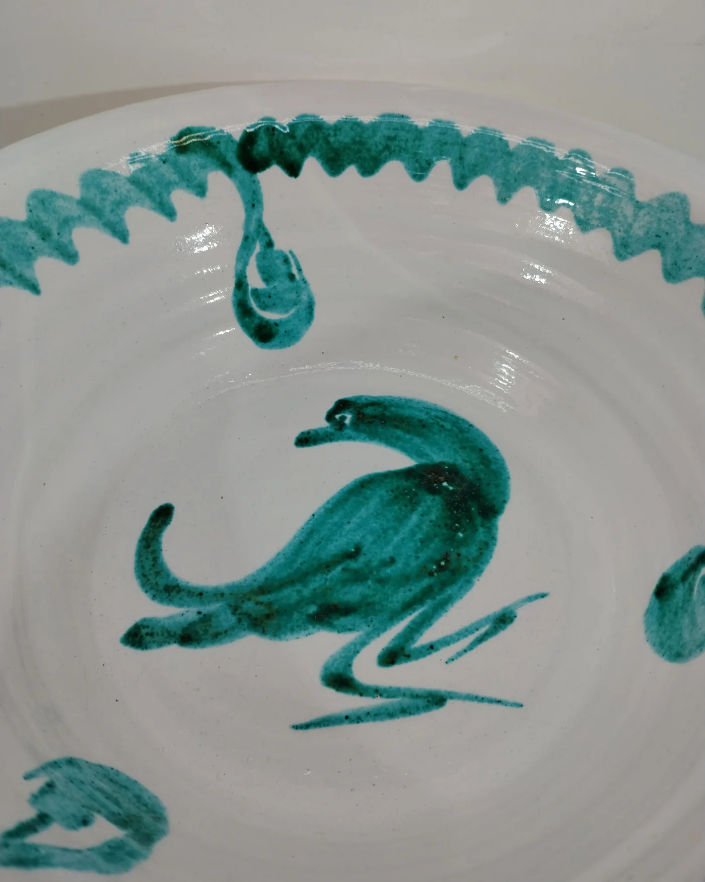 Plato de cerámica pintado a mano con ave - imagen 3