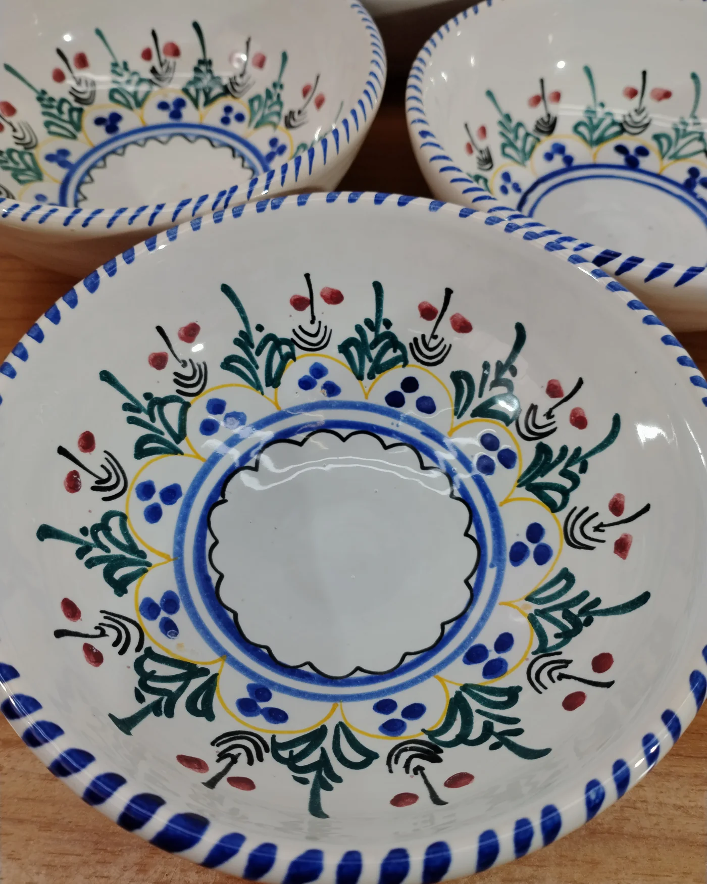 Set de platos de cerámica granadina pintados a mano - imagen 4
