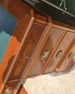 Escritorio clásico de madera con tapa de cuero verde - miniatura 2