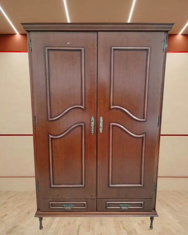 Armario de madera estilo clásico