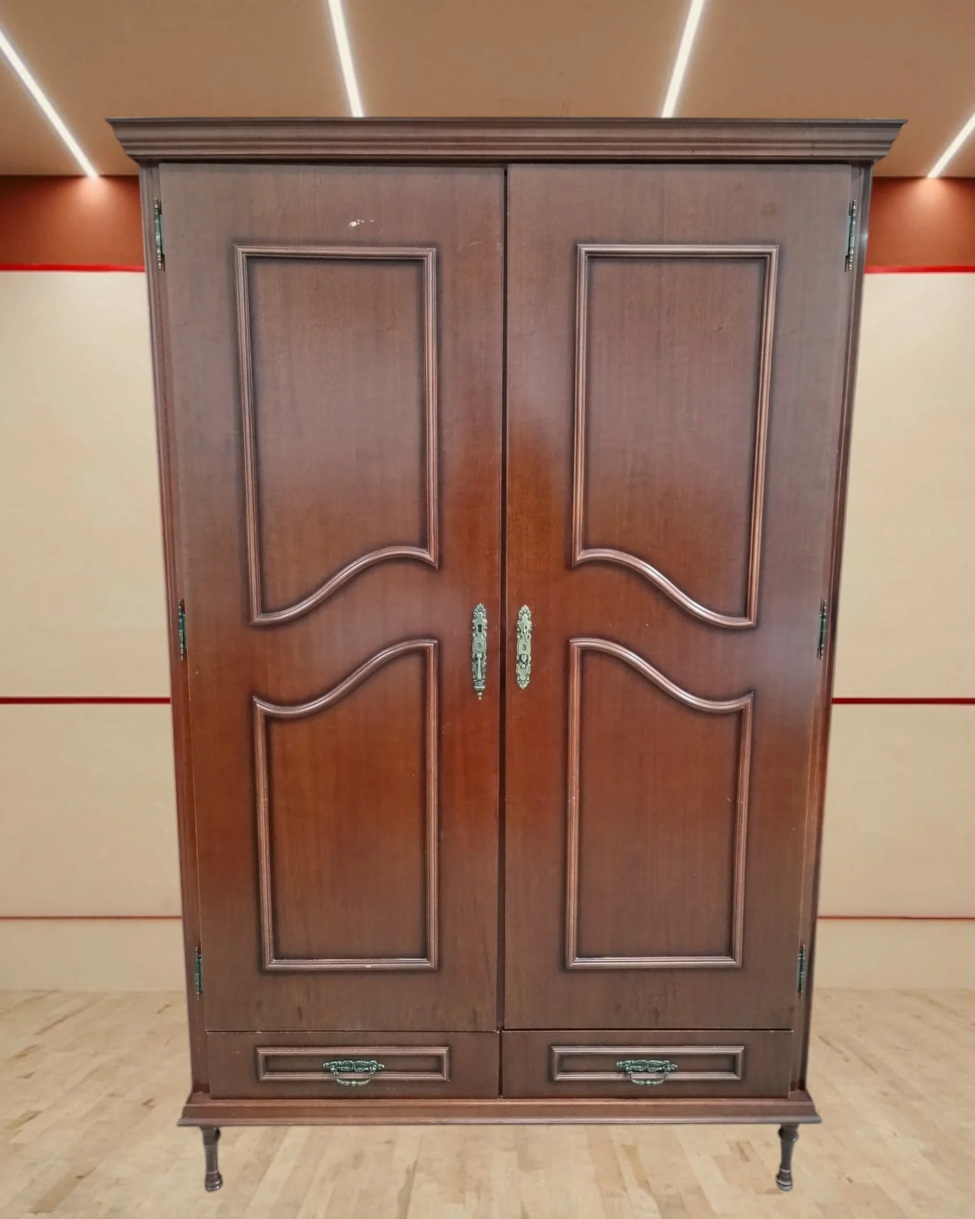 Armario de madera estilo clásico - imagen 1