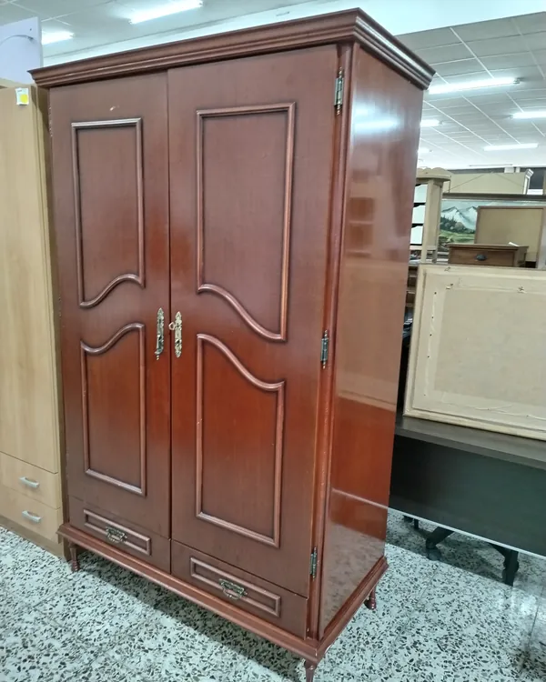 Armario de madera estilo clásico