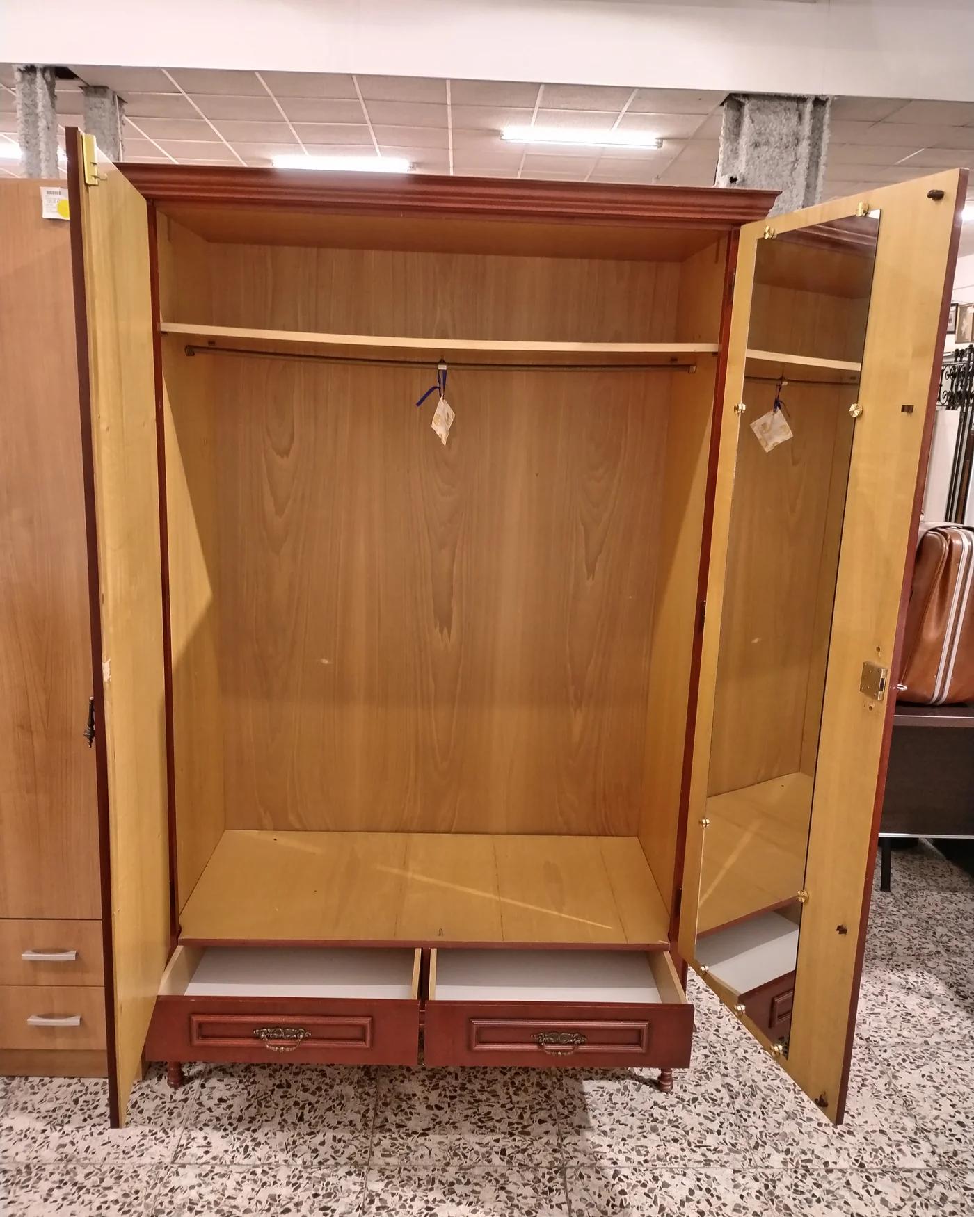 Armario de madera estilo clásico - imagen 3