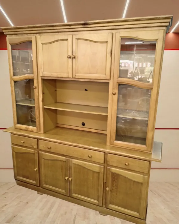 Alacena de madera de pino estilo clásico