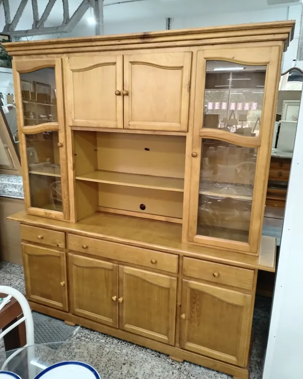 Alacena de madera de pino estilo clásico