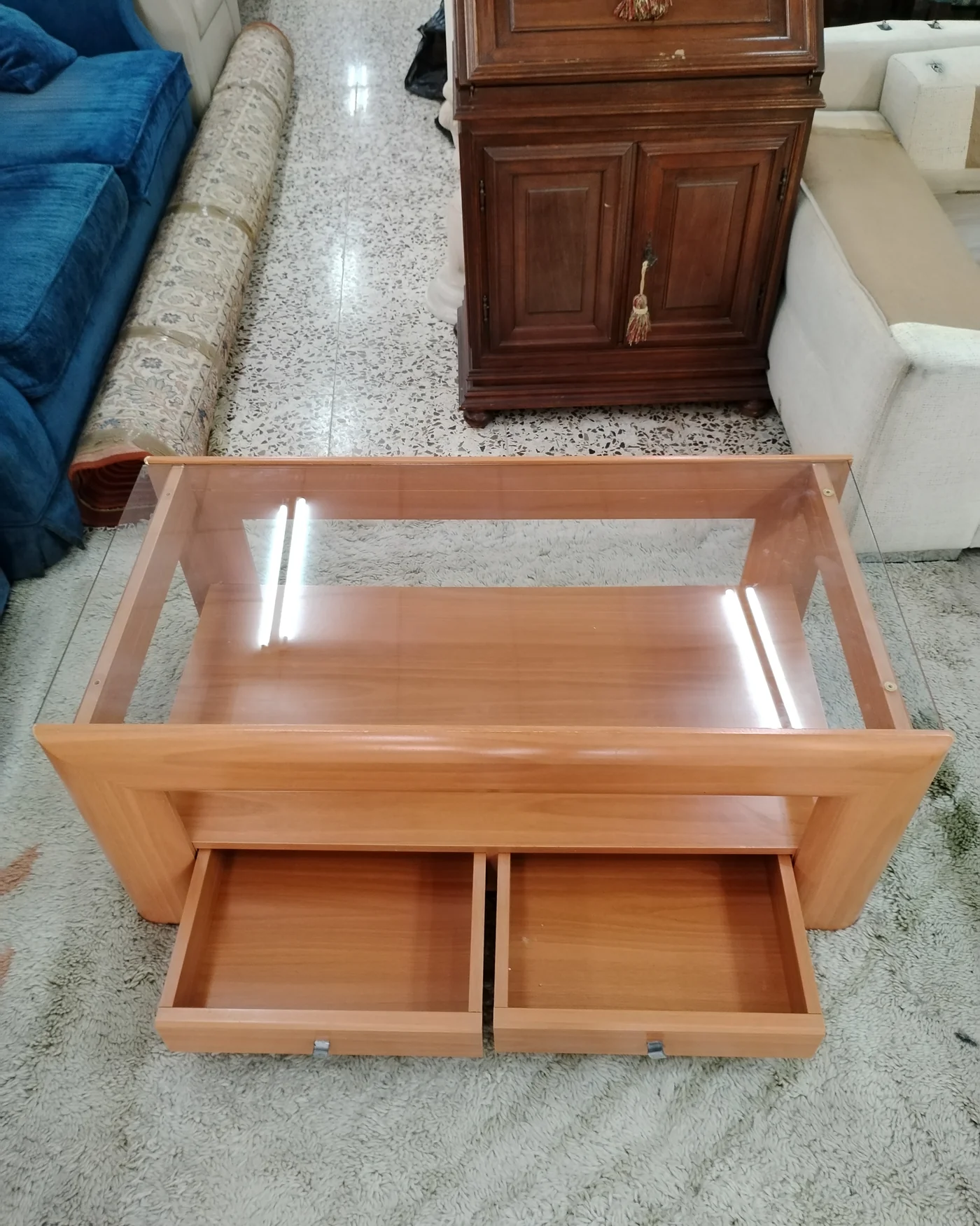 Mesa de centro de madera y cristal con cajones - imagen 3