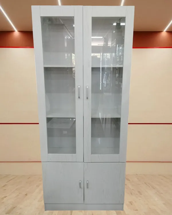 Vitrina de salón blanca con puertas de cristal